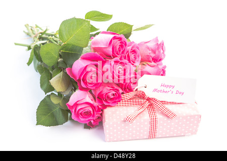 Strauß rosa Rosen neben ein Geschenk mit einer Karte alles Gute zum Geburtstag Stockfoto