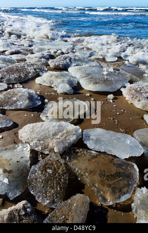 Große Fragmente von Scholle und Eis am Sandstrand, ausgelöst durch den großen Wellen vom Meer, Ostsee. Stockfoto