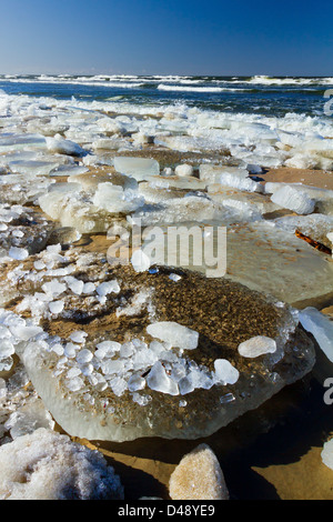 Große Fragmente von Scholle und Eis am Sandstrand, ausgelöst durch den großen Wellen vom Meer, Ostsee. Stockfoto