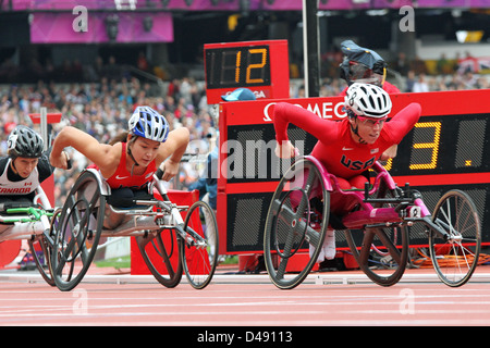 Shirley Reilly und Amanda McGrory von Vereinigten Staaten in den Frauen 5000m T54 im Olympiastadion bei den Paralympics in London 2012. Stockfoto