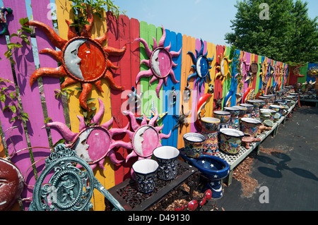 Ein Füllhorn an Hof Kunst und Kitsch aus der ganzen Welt in Barberville, Florida. Stockfoto