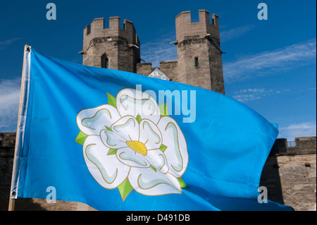 Weiße Rose Flagge in Warwick Castle, verbunden mit dem Krieg der Rosen. Stockfoto