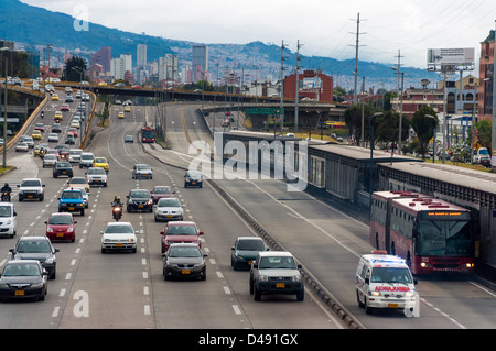 Verkehr auf der Nordautobahn, die wichtigste Straße in Bogota, Kolumbien Stockfoto