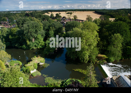 Blick über den Fluss Avon ins Umland von Warwick Castle. Stockfoto