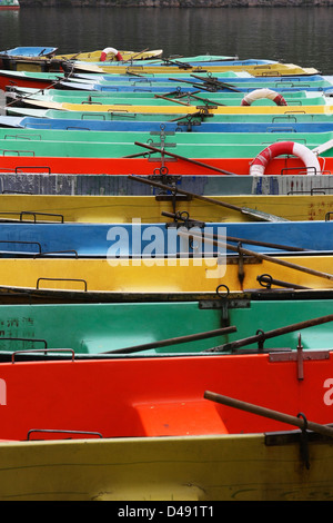 Bunten Ruderboote gefesselt an einem See in Peking China Stockfoto