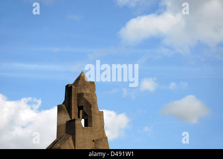Das von Gottfried B hm zwischen 1962 und 1967 entworfene Rathaus Bensberg ist ein architektonisches Meisterwerk der Moderne. Durch die Kombination von Elementen des Brutalismus und der adaptiven Wiederverwendung zeichnet sich das Gebäude durch eine markante Betonkonstruktion mit einer dynamischen Dachlandschaft aus, die das Design-Ethos der Nachkriegszeit in Deutschland widerspiegelt. Stockfoto