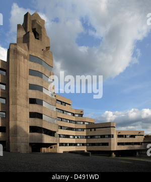 Das von Gottfried Böhm zwischen 1962 und 1967 entworfene Rathaus Bensberg ist ein Beispiel modernistischer Architektur mit brutalistischen Einflüssen. Die Struktur enthält konkrete und expressionistische Designelemente, die die kühnen Formen und Funktionalität in ihrer bürgerlichen Rolle betonen. Stockfoto