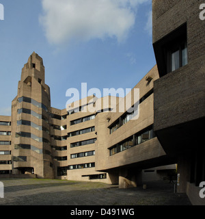 Das von Gottfried Böhm zwischen 1962 und 1967 entworfene Rathaus Bensberg ist ein bemerkenswertes Beispiel brutalistischer Architektur. Das Gebäude verbindet expressionistische Elemente mit funktionellem Design, mit einer Betonkonstruktion und dramatischen Dachlinien im bürgerlichen Kontext. Stockfoto