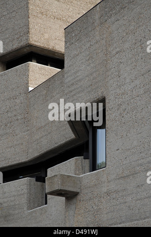 Das von Gottfried Böhm zwischen 1962 und 1967 entworfene Rathaus Bensberg ist ein Beispiel brutalistischer Architektur in Deutschland. Die Verwendung von Sichtbeton, skulpturalen Formen und adaptiver Wiederverwendung spiegelt Böhms innovativen Ansatz in der Stadtplanung und Architektur wider. Es ist zu einem anerkannten Symbol modernistischer Rathausarchitektur geworden. Stockfoto