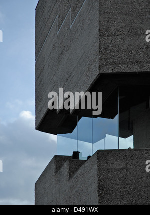 Das von Gottfried Böhm entworfene und zwischen 1962 und 1967 errichtete Rathaus Bensberg ist ein bedeutendes Beispiel der Nachkriegsmodernistik in Deutschland. Der brutalistische Stil des Gebäudes betont die Verwendung von Beton mit ausdrucksstarken Formen und kantigen Formen. Sie sollte die Modernität der Zeit widerspiegeln und gleichzeitig als Bürgerstruktur für die lokale Gemeinschaft dienen. Stockfoto