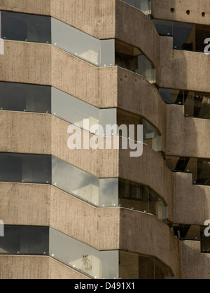 Das von Gottfried Böhm entworfene Bensberger Rathaus wurde zwischen 1962 und 1967 erbaut. Dieses modernistische Gebäude zeigt Böhms charakteristische Verwendung brutalistischer konkreter und expressionistischer Formen, symbolisiert bürgerliche Funktionalität und bewahrt architektonische Kühnheit. Stockfoto