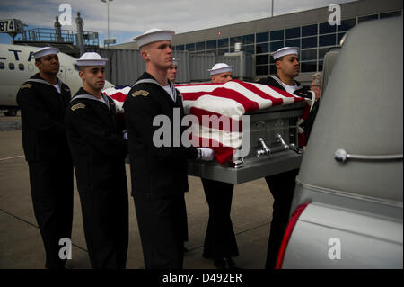 Mitglieder von US Navy zeremonielle Guard führen eine würdevolle Übertragung der Überreste, die Zeremonie am Washington Dulles International Airport für eine der beiden Segler aus dem Bürgerkrieg Panzerschiff USS Monitor 6. März 2013 in Sterling, Virginia erholt. Der Monitor sank vor Cape Hatteras, NC in 1862. Die beiden Segler werden mit vollen militärischen Ehren auf dem Nationalfriedhof Arlington beigesetzt. Stockfoto