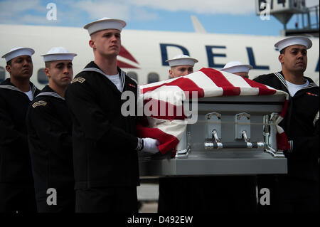 Mitglieder von US Navy zeremonielle Guard führen eine würdevolle Übertragung der Überreste, die Zeremonie am Washington Dulles International Airport für eine der beiden Segler aus dem Bürgerkrieg Panzerschiff USS Monitor 6. März 2013 in Sterling, Virginia erholt. Der Monitor sank vor Cape Hatteras, NC in 1862. Die beiden Segler werden mit vollen militärischen Ehren auf dem Nationalfriedhof Arlington beigesetzt. Stockfoto