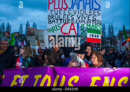 Paris, Frankreich. 8. März, französische Feministengruppen halten Protestzeichen, in der jährlichen Demonstration zum Internationalen Frauentag, Proteste, Gleichberechtigung der Frauenrechte am 8. märz, Parolen für soziale Gerechtigkeit, Frauenmarsch Stockfoto