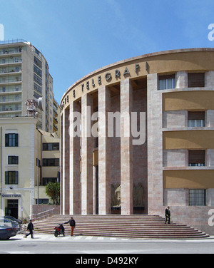 Der Palazzo delle Poste in Agrigento, Sizilien, der von Angiolo Mazzoni entworfen wurde, wurde zwischen 1932 und 1934 in einem vom Rationalismus geprägten modernistischen Stil erbaut. Das Gebäude verbindet funktionales Design mit ästhetischem Reiz und spiegelt die architektonischen Trends der Epoche in Italien, insbesondere während der faschistischen Zeit, wider. Stockfoto