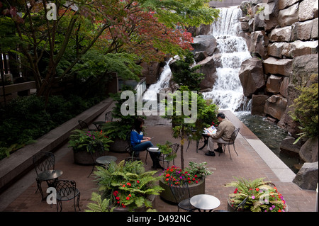 Seattle, USA, Street Cafe im Wasserfall Garten Park Stockfoto