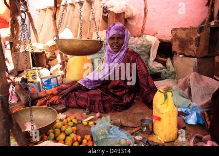 Somalische Frau Verkauf von Gemüse in Hargeisa Markt Stockfoto