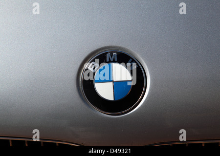 BMW Motorhaube Abzeichen auf grauen Auto Stockfoto