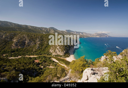 Panorama und areal Ansicht der berühmte Strand von Cala Luna in der Küste von Cala Gonone, Dorgali, Orosei Golf, Sardinien, Italien Stockfoto