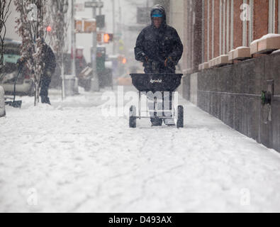 New York, USA. 8. März 2013. Die starken Schneesturm Tagen gelähmt ein Leben in Washington und mittleren Staaten der USA, heute nach Manhattan kommen. Tonnen chemischer Kampfstoffe Schnee schmelzen zerbricht die New Yorker Straßen. Auf den Schuss: Erschütterung der Chemikalien. Bildnachweis: Alex Potemkin / Alamy Live News Stockfoto