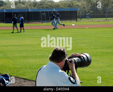 Sport-Fotograf mit Teleobjektiv konzentriert sich auf Spieler im Baseball Frühling training in Florida. Stockfoto