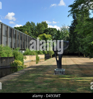 Arne Jacobsens Entwurf für das St. Catherine's College in Oxford vereint modernistische Prinzipien und verbindet klassische und zeitgenössische Elemente. Das College wurde von der Bildhauerin Barbara Hepworth ergänzt und verfügt über eine bemerkenswerte Bronzeskulptur und ein harmonisches Landschaftsdesign. Das architektonische Layout betont Funktionalität und moderne Ästhetik unter Berücksichtigung des historischen Kontextes. Stockfoto