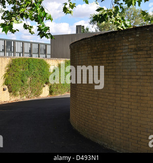 Das St. Catherine’s College in Oxford, entworfen von Arne Jacobsen, ist ein Beispiel für modernistische Architektur in einem akademischen Umfeld. Jacobsens Design konzentriert sich auf klare Linien, funktionale Räume und die Integration in die umgebende Umgebung, indem klassische Elemente mit Moderne kombiniert werden. Stockfoto