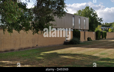 Arne Jacobsens Entwurf für das St. Catherine's College in Oxford, fertiggestellt in den 1960er Jahren, verbindet modernistische Architektur mit Klassizismus. Das funktionale Design des Colleges, einschließlich seiner Landschaftsgärten und markanten Gebäude, ist nach wie vor ein bedeutendes Beispiel für akademische Architektur der Nachkriegszeit. Stockfoto