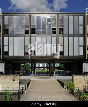 Arne Jacobsens Entwurf für das St. Catherine's College in Oxford zeigt modernistische Architektur mit klassizistischen Elementen. Das Gebäude integriert Landschaftsgestaltung und funktionales Design und betont Einfachheit und nordische Designprinzipien. Stockfoto