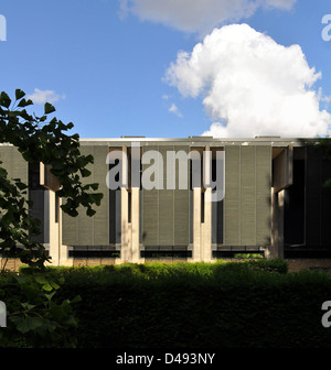 Arne Jacobsens Entwurf des St. Catherine’s College in Oxford stellt eine Mischung aus Moderne und Klassizismus dar. Die klaren Linien, funktionalen Räume und der modernistische Ansatz des Gebäudes werden durch traditionelle englische Elemente ergänzt, was es zu einem wichtigen Teil der Architekturgeschichte der Universität macht. Stockfoto