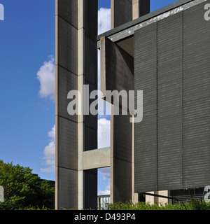 Arne Jacobsens Entwurf für das St. Catherine’s College in Oxford, erbaut in den 1960er Jahren, ist ein Beispiel modernistischer Architektur. Das Design zeichnet sich durch markante Linien, Betonsäulen und ein funktionales Layout aus, das eine Balance zwischen Ästhetik und Zweckmäßigkeit in einer Collegeeinrichtung schafft. Stockfoto