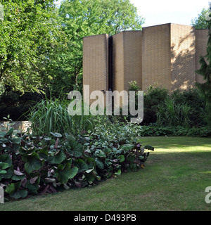 Arne Jacobsens Entwurf für das St. Catherine's College, Oxford, 1966 fertiggestellt, weist modernistische Prinzipien auf, die mit Klassizismus vermischt sind. Das Gebäude verbindet eine minimalistische Ästhetik mit funktionalen akademischen Räumen und schafft so eine harmonische Balance zwischen Architektur und Landschaftsgestaltung. Stockfoto