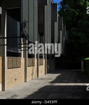 Das St. Catherine’s College in Oxford, das 1961 von Arne Jacobsen entworfen wurde, verbindet Moderne mit Klassizismus. Das College verfügt über eine einzigartige Betonstruktur mit einer unverwechselbaren Fassade, die Jacobsens Fokus auf Funktionalität, Ästhetik und die Integration von natürlichem Licht in Bildungsräume widerspiegelt. Sie ist nach wie vor ein Schlüsselbeispiel für nordische Architektur im Vereinigten Königreich. Stockfoto