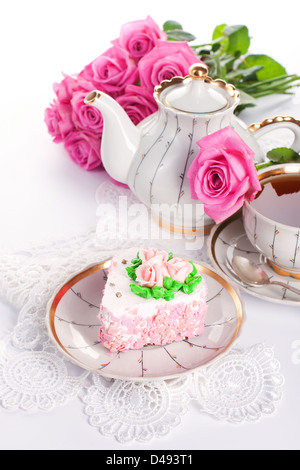 Nahaufnahme der herzförmigen Kuchen mit Rosen und Tasse Tee Stockfoto