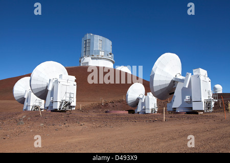 Satelliten-Receiver und Deep Space Teleskope auf dem Gipfel von Hawaii Mauna Kea, The Big Island, Hawaii, USA Stockfoto