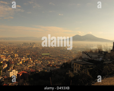 Neapel - Italien Vesuv bei Sonnenuntergang mit Naples Stadtlandschaft Stockfoto
