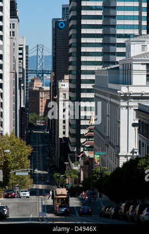 San Francisco, USA, eine Seilbahn auf der Straße zwischen Hochhäusern Stockfoto