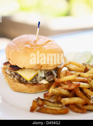 Ein Hamburger und Pommes frites; Hawaii Vereinigte Staaten von Amerika Stockfoto