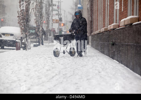 New York, USA. 8. März 2013. Die starken Schneesturm Tagen gelähmt ein Leben in Washington und mittleren Staaten der USA, heute nach Manhattan kommen. Tonnen chemischer Kampfstoffe Schnee schmelzen zerbricht die New Yorker Straßen. Auf den Schuss: Erschütterung der Chemikalien. Bildnachweis: Alex Potemkin / Alamy Live News Stockfoto