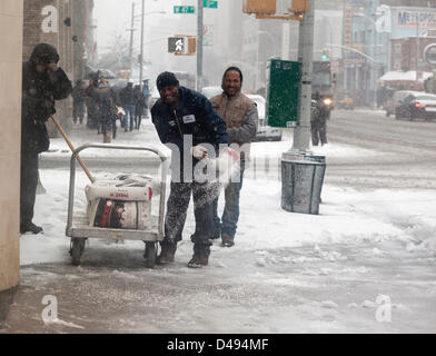 New York, USA. 8. März 2013. Die starken Schneesturm Tagen gelähmt ein Leben in Washington und mittleren Staaten der USA, heute nach Manhattan kommen. Tonnen chemischer Kampfstoffe Schnee schmelzen zerbricht die New Yorker Straßen. Auf den Schuss: Erschütterung der Chemikalien. Bildnachweis: Alex Potemkin / Alamy Live News Stockfoto