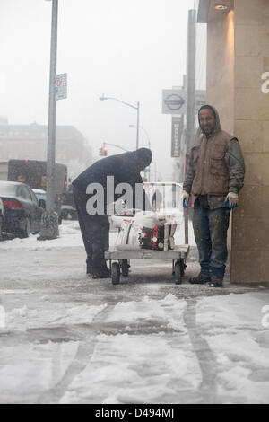 New York, USA. 8. März 2013. Die starken Schneesturm Tagen gelähmt ein Leben in Washington und mittleren Staaten der USA, heute nach Manhattan kommen. Tonnen chemischer Kampfstoffe Schnee schmelzen zerbricht die New Yorker Straßen. Auf den Schuss: Erschütterung der Chemikalien. Bildnachweis: Alex Potemkin / Alamy Live News Stockfoto