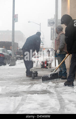 New York, USA. 8. März 2013. Die starken Schneesturm Tagen gelähmt ein Leben in Washington und mittleren Staaten der USA, heute nach Manhattan kommen. Tonnen chemischer Kampfstoffe Schnee schmelzen zerbricht die New Yorker Straßen. Auf den Schuss: Erschütterung der Chemikalien. Bildnachweis: Alex Potemkin / Alamy Live News Stockfoto