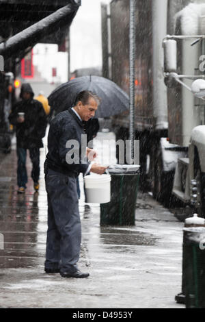 New York, USA. 8. März 2013. Die starken Schneesturm Tagen gelähmt ein Leben in Washington und mittleren Staaten der USA, heute nach Manhattan kommen. Tonnen chemischer Kampfstoffe Schnee schmelzen zerbricht die New Yorker Straßen. Auf den Schuss: Erschütterung der Chemikalien. Bildnachweis: Alex Potemkin / Alamy Live News Stockfoto