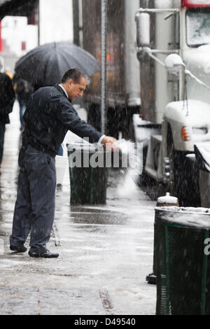 New York, USA. 8. März 2013. Die starken Schneesturm Tagen gelähmt ein Leben in Washington und mittleren Staaten der USA, heute nach Manhattan kommen. Tonnen chemischer Kampfstoffe Schnee schmelzen zerbricht die New Yorker Straßen. Auf den Schuss: Erschütterung der Chemikalien. Bildnachweis: Alex Potemkin / Alamy Live News Stockfoto