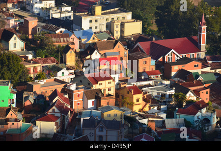 Ansicht von oben der bunten Gebäude in Antananarivo, der Hauptstadt Madagaskars Stockfoto