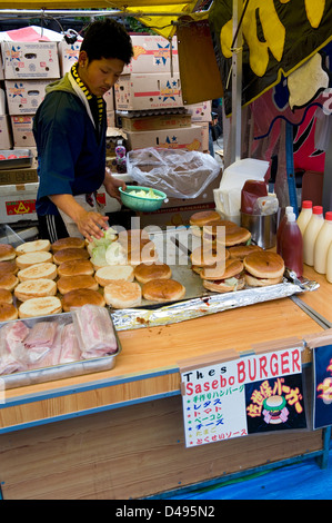 Was er denkt, dass westliche Küche... ein Riesen-Größe Hamburger fit für einen König sollte verkauft ein Lebensmittel-Anbieter auf einem Festival in Japan! Stockfoto