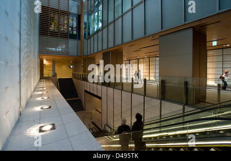 Atrium in Tokyo Midtown einkaufen, Hotel- und Wohnkomplex in Roppongi, Tokyo, Japan Stockfoto