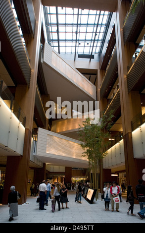 Galleria Einkaufszentrum Atrium in Tokyo Midtown einkaufen, Hotel- und Wohnkomplex in Roppongi, Tokyo, Japan Stockfoto