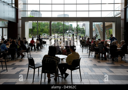 Inneren Atrium Innenhof im Tokyo Midtown gemischt genutzten einkaufen, Hotel und Wohnkomplex in Roppongi, Tokyo Stockfoto