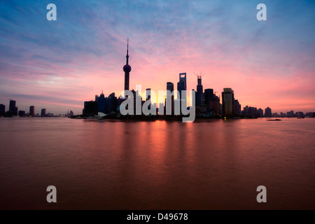 Shanghai am Morgen über bunte Wolke und friedliche Huangpu-Fluss Stockfoto